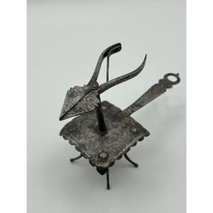 Lampe à Retardement En Fer Forgé Sec XVII