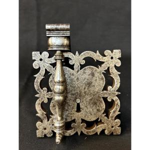 Serrure à pêne dormant en fer forgé