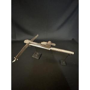 Petite arbalète en fer forgé