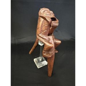 Casse-noix en bois sculpté