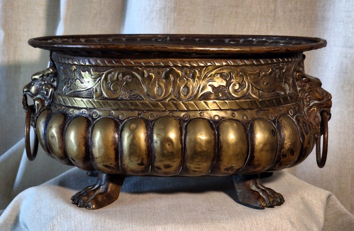 Beautiful Planter Made Of Embossed And Gilt Brass-photo-3