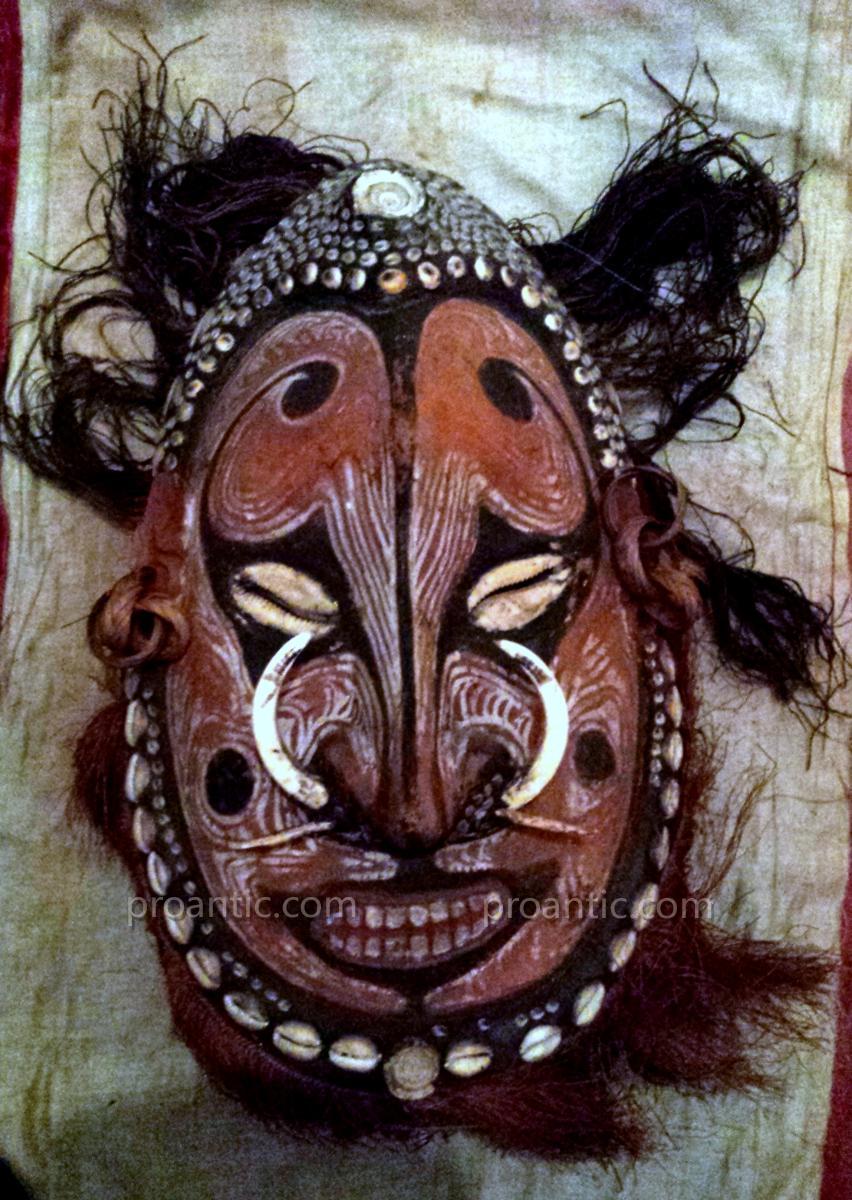 Rare masque En Bois Policrome et coquillages. Oceanie, Sepik, Debut XXeme siecle-photo-3