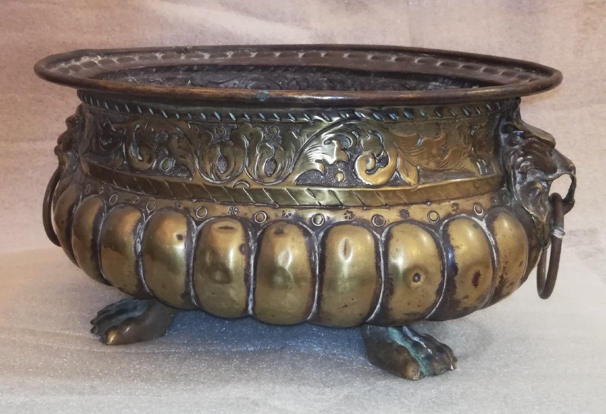 Beau Cachepot En Laiton Repousse' Et Dore'