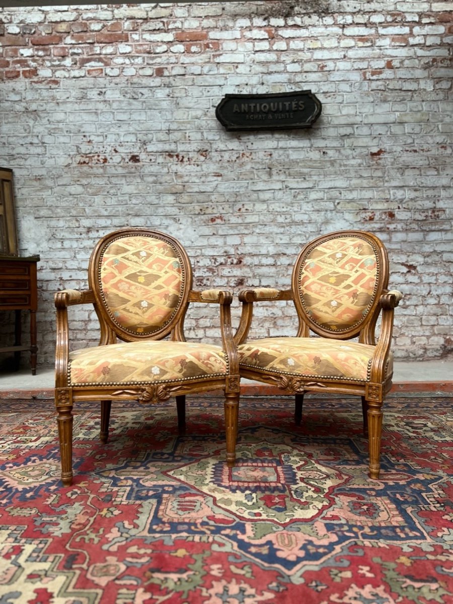 Paire De Fauteuils Médaillon En Bois Naturel De Style Louis XVI -photo-2