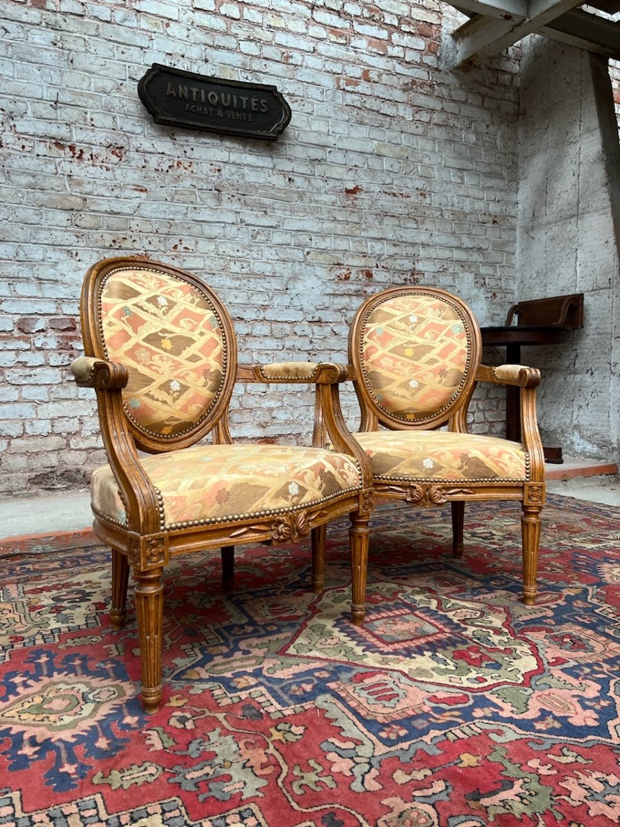 Paire De Fauteuils Médaillon En Bois Naturel De Style Louis XVI -photo-3
