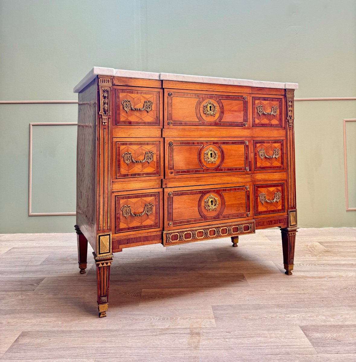 Commode à Ressaut  En Marqueterie de cubes D’époque Louis XVI XVIII Eme Siècle 