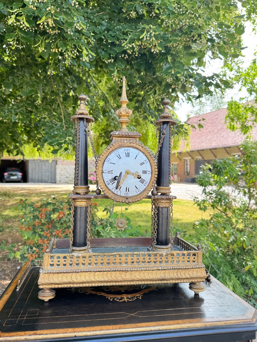 Pendule portique en bois doré et noirci d’époque Louis XVI 
