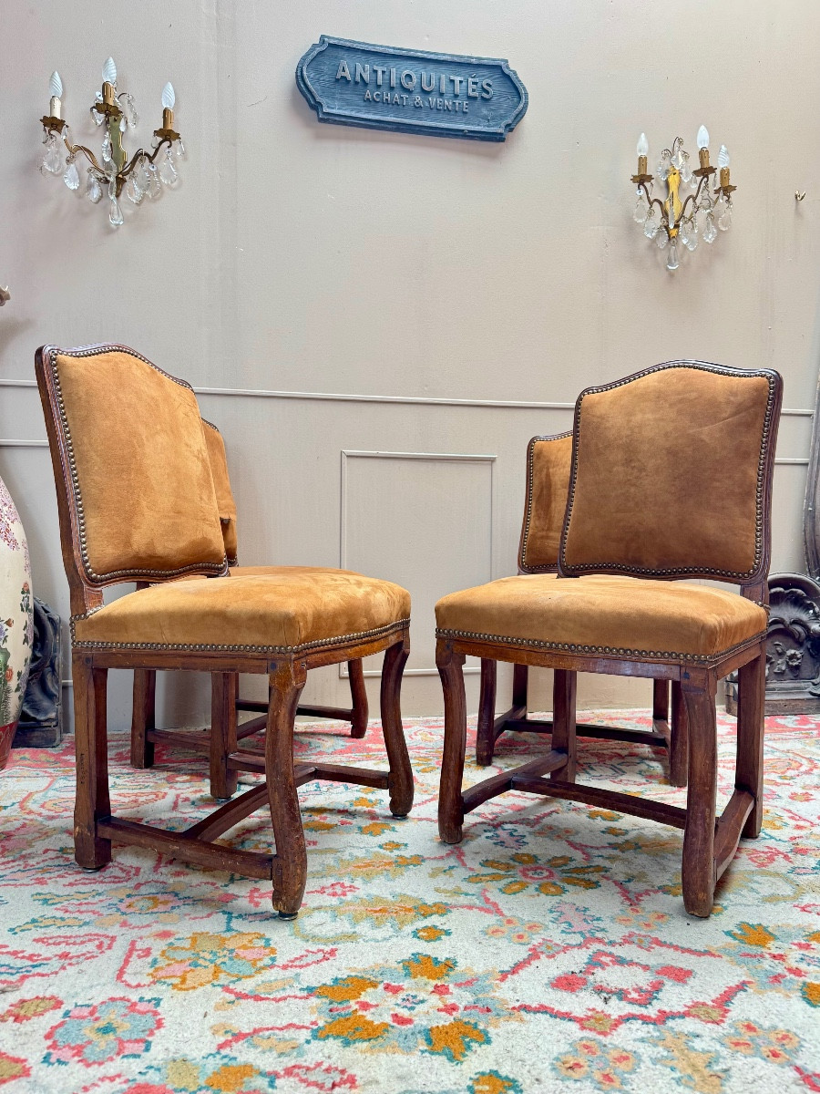 AVISSE Jean Suite de quatre chaises en noyer XVIII eme siècle 