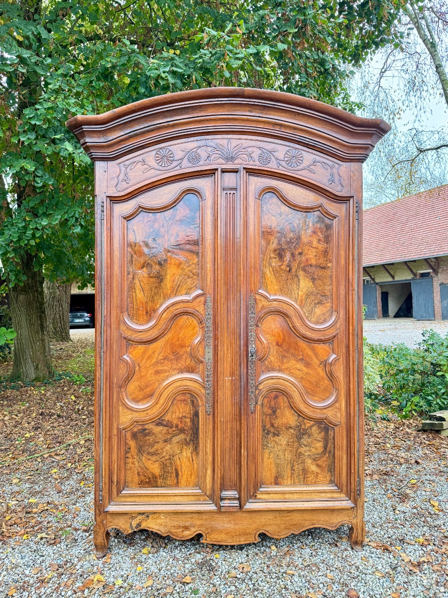  Grande Armoire de château à chapeau de gendarme En Noyer D’époque Louis XV XVIII Eme Siecle
