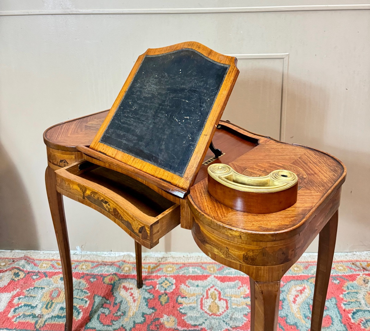 Maison GOUFFÉ Table Rognon, liseuse Ecritoire en marqueterie de style Louis Transition. -photo-2