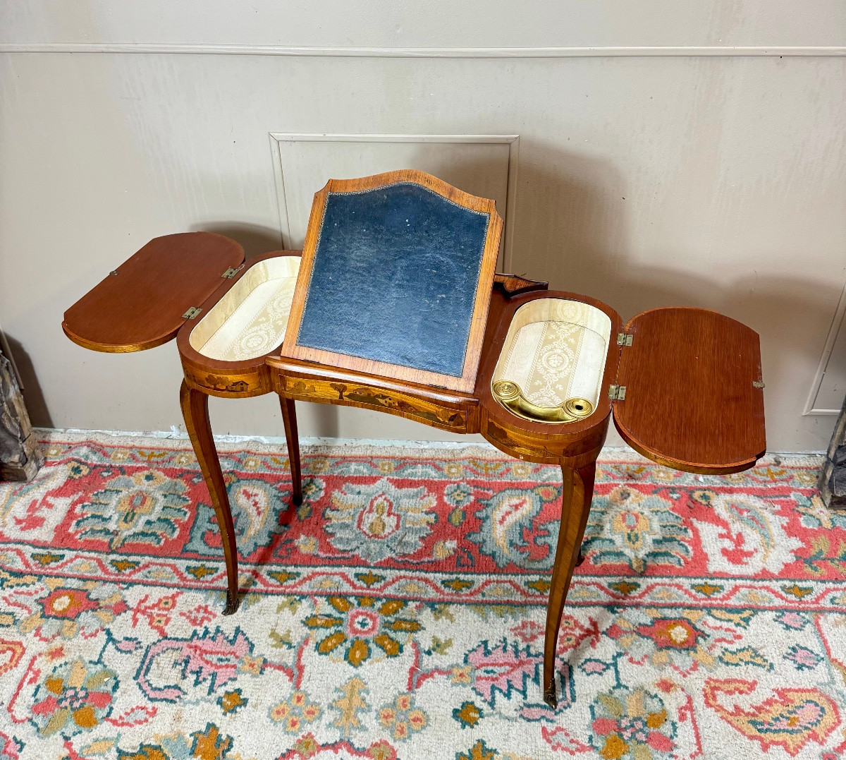 Maison GOUFFÉ Table Rognon, liseuse Ecritoire en marqueterie de style Louis Transition. -photo-4