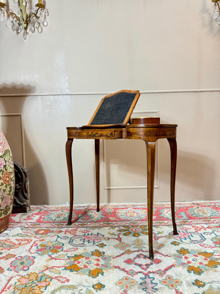 Maison GOUFFÉ Table Rognon, liseuse Ecritoire en marqueterie de style Louis Transition. 