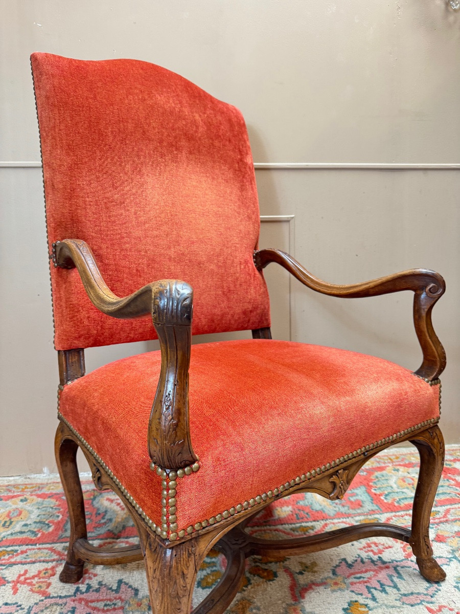 Fauteuil en noyer d’époque Régence début du XVIII eme siècle -photo-3