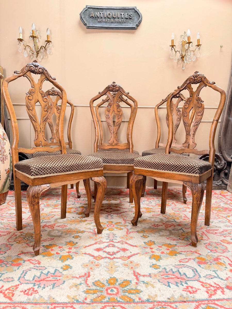 Suite de six chaises en bois naturel de style chippendale XIX eme siècle 