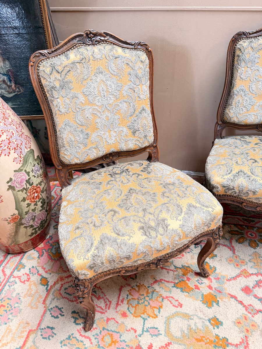 Ensemble de trois chaises et un fauteuil de style Louis XV travail Lyonnais-photo-1