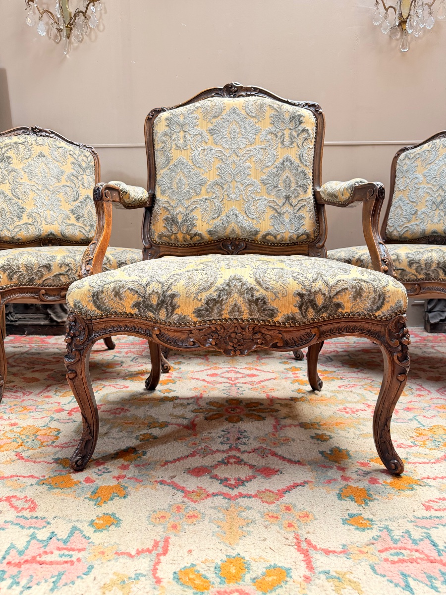Ensemble de trois chaises et un fauteuil de style Louis XV travail Lyonnais-photo-4