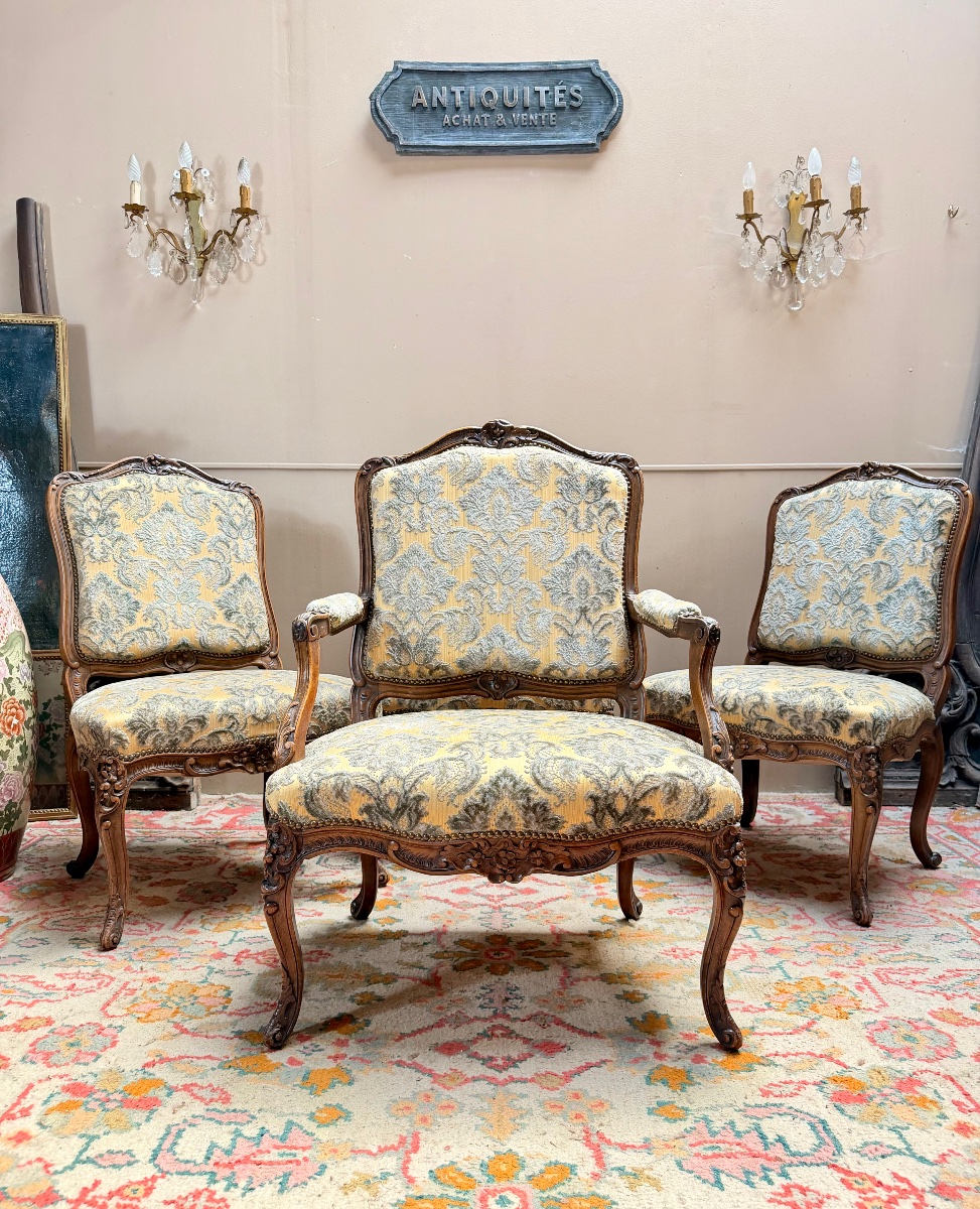 Ensemble de trois chaises et un fauteuil de style Louis XV travail Lyonnais