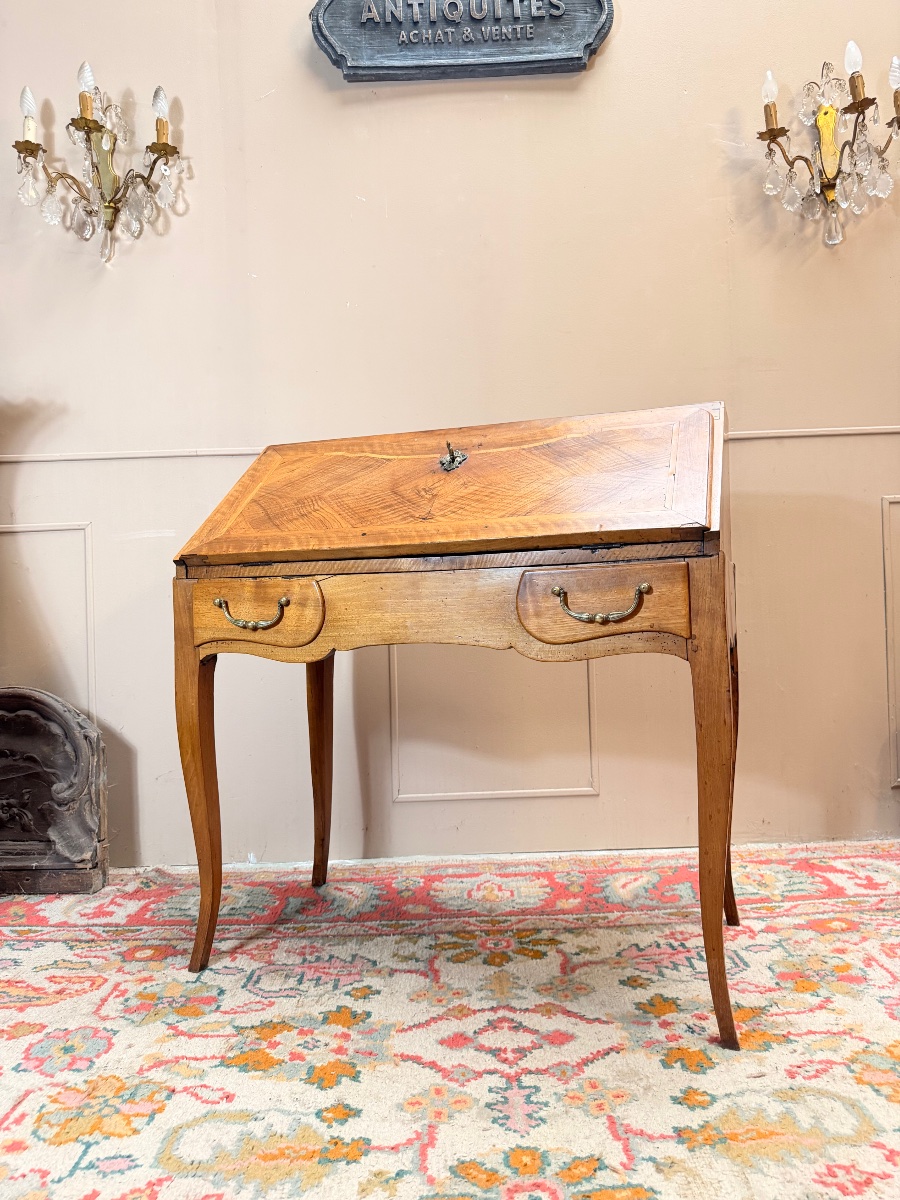 18th-century Louis XV-style Sloping-top Desk In Walnut 