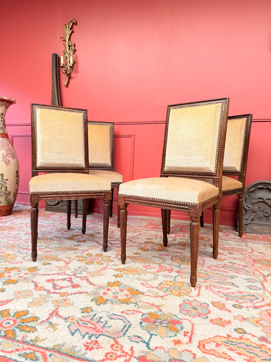 Suite de quatre chaises en bois naturel de style Louis XVI -photo-2