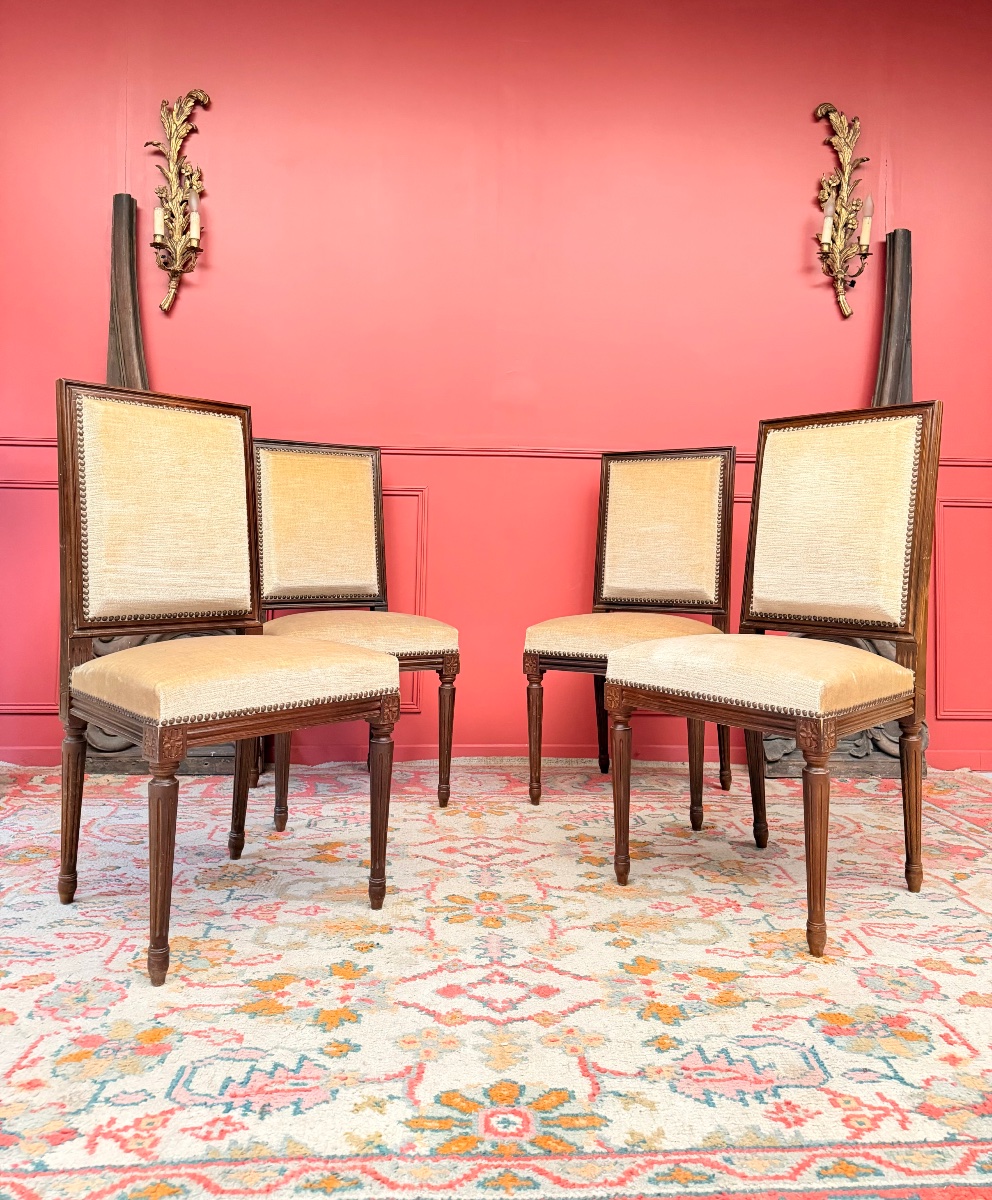 Suite de quatre chaises en bois naturel de style Louis XVI 