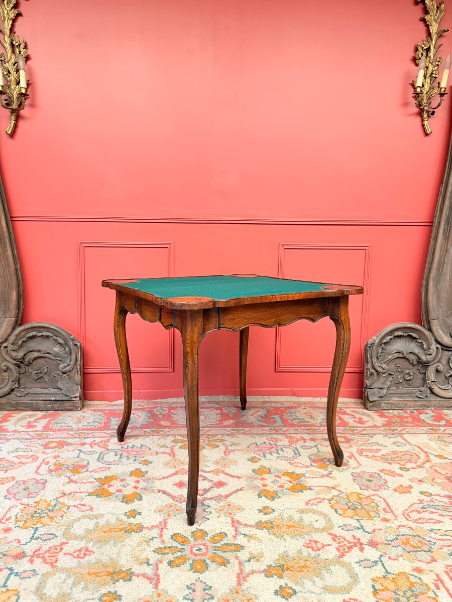André Mailfert Table à jeux à système en noyer de style Louis XV.