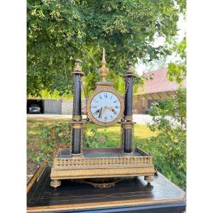 Pendule portique en bois doré et noirci d’époque Louis XVI 