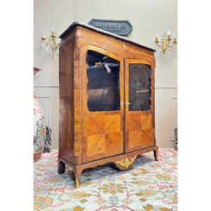 Léonard BOUDIN Vitrine en marqueterie d’époque Louis XV  estampillée 