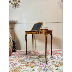 Maison GOUFFÉ Table Rognon, liseuse Ecritoire en marqueterie de style Louis Transition. 