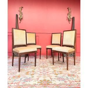 Suite de quatre chaises en bois naturel de style Louis XVI
