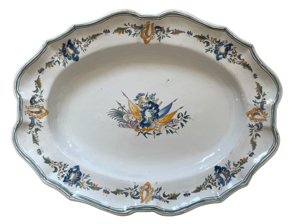 Moustiers - Ferrat - Plat En Faïence Polychrome - Décor Aux Drapeaux - XVIIIème
