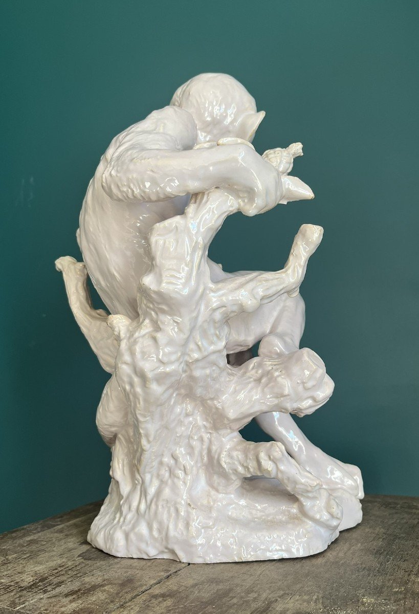 Large Monkey In White Earthenware - French Or Italian Work From The Early 20th Century.-photo-1