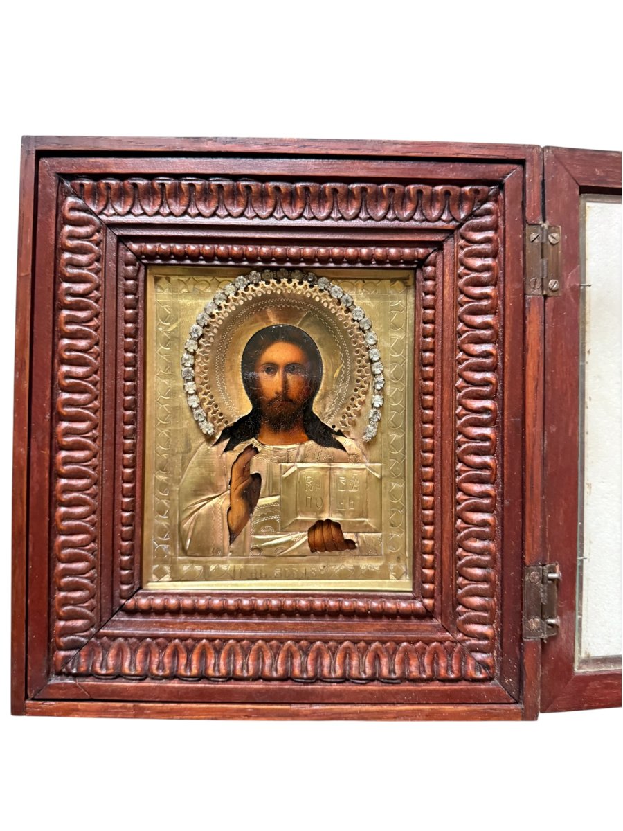Icône de voyage russe « Christ Pantocrator » sous oklad en métal argenté et kiot – Vers 1900-photo-2
