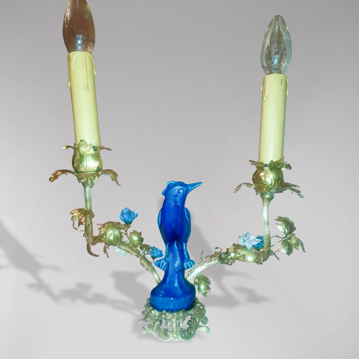 bougeoir monté en lampe, en  Bronze Doré, oiseau en porcelaine, fleurs en porcelaine de Saxe-photo-2