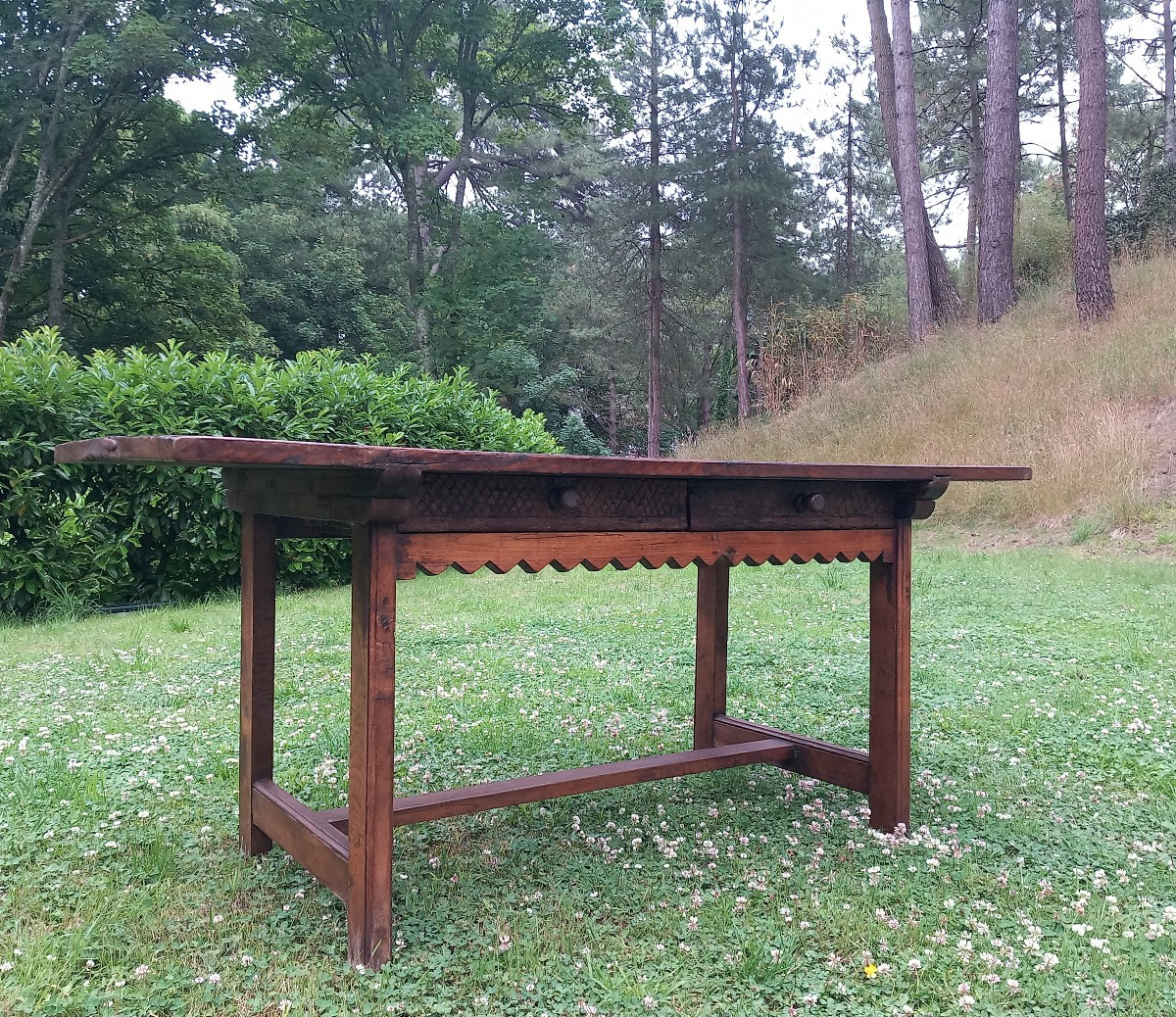 Table de montagne taillée à la gouge