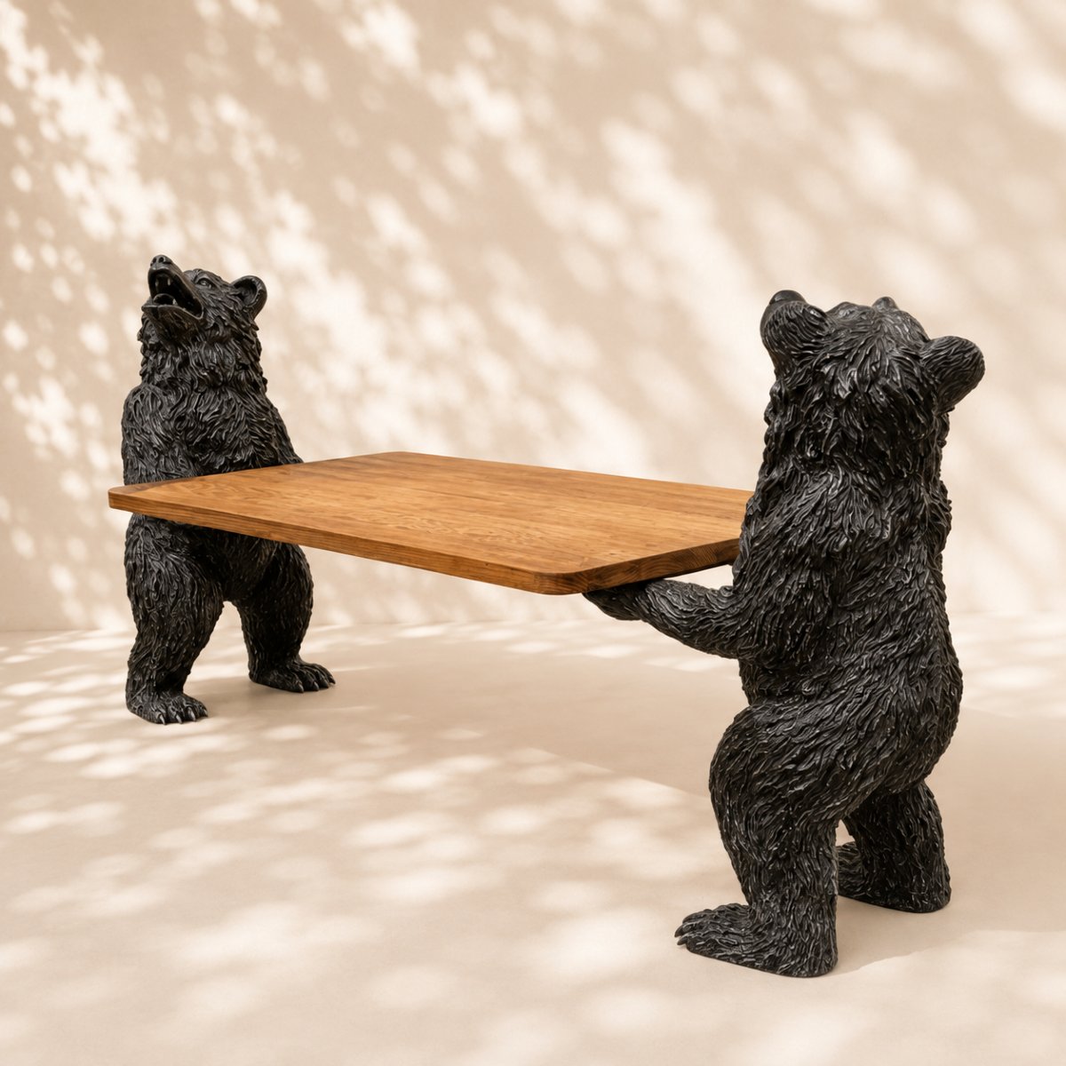 Table basse sculpturale aux deux ours en bois patiné noir et plateau en frêne