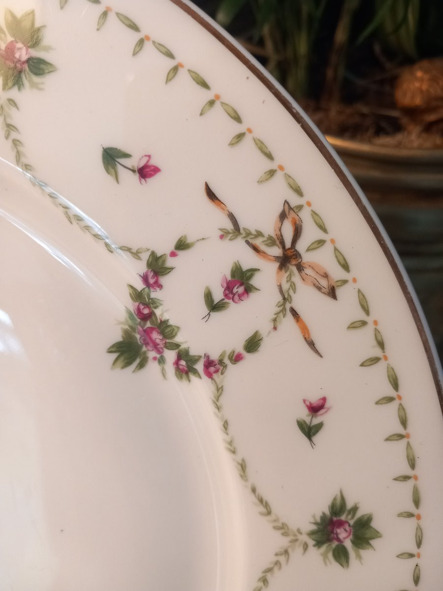 Quatre assiettes en porcelaine de Limoges haviland à guirlandes de fleurs et de rubans-photo-1