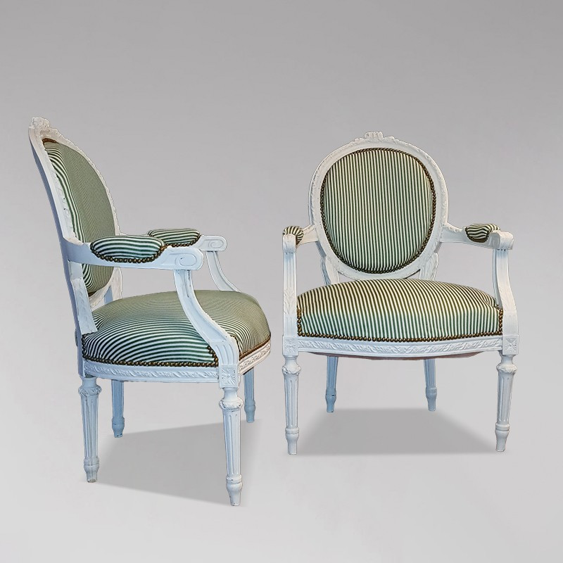 Paire de fauteuils medaillons de style Louis XVI 