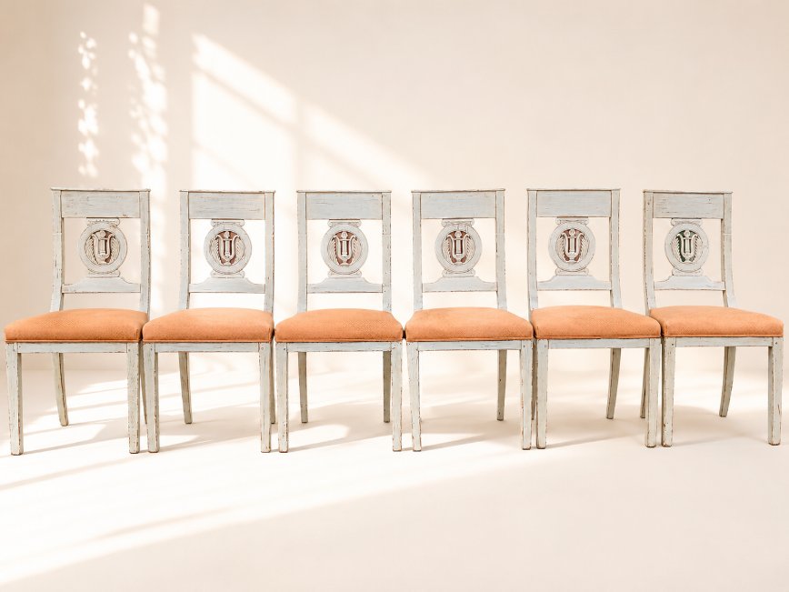 Suite de 6 chaises d'époque Directoire – Bois laqué gris clair, médaillon sculpté