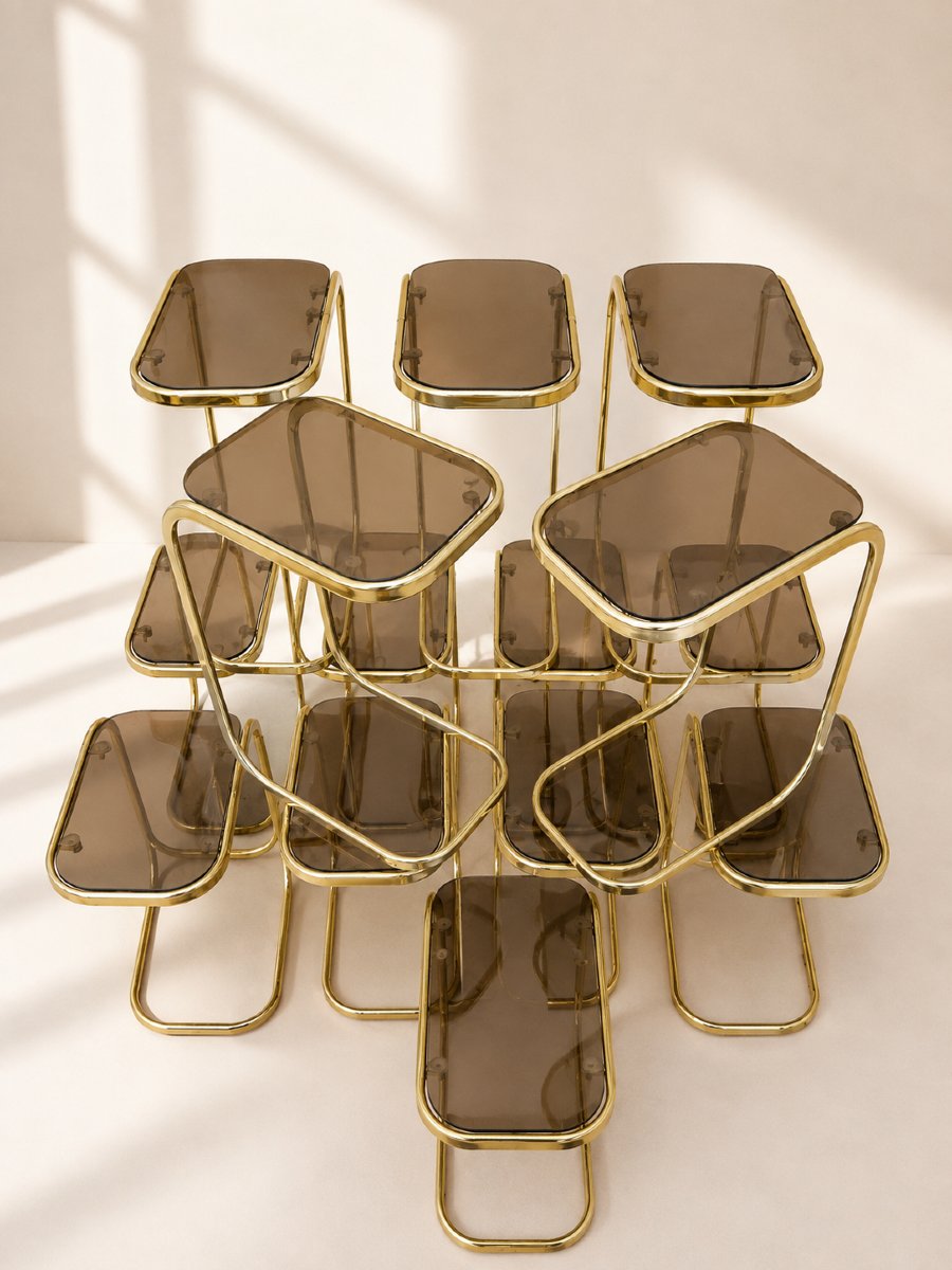lot de 14 tables d'appoint gigognes en laiton et verre fumé – Années 1970