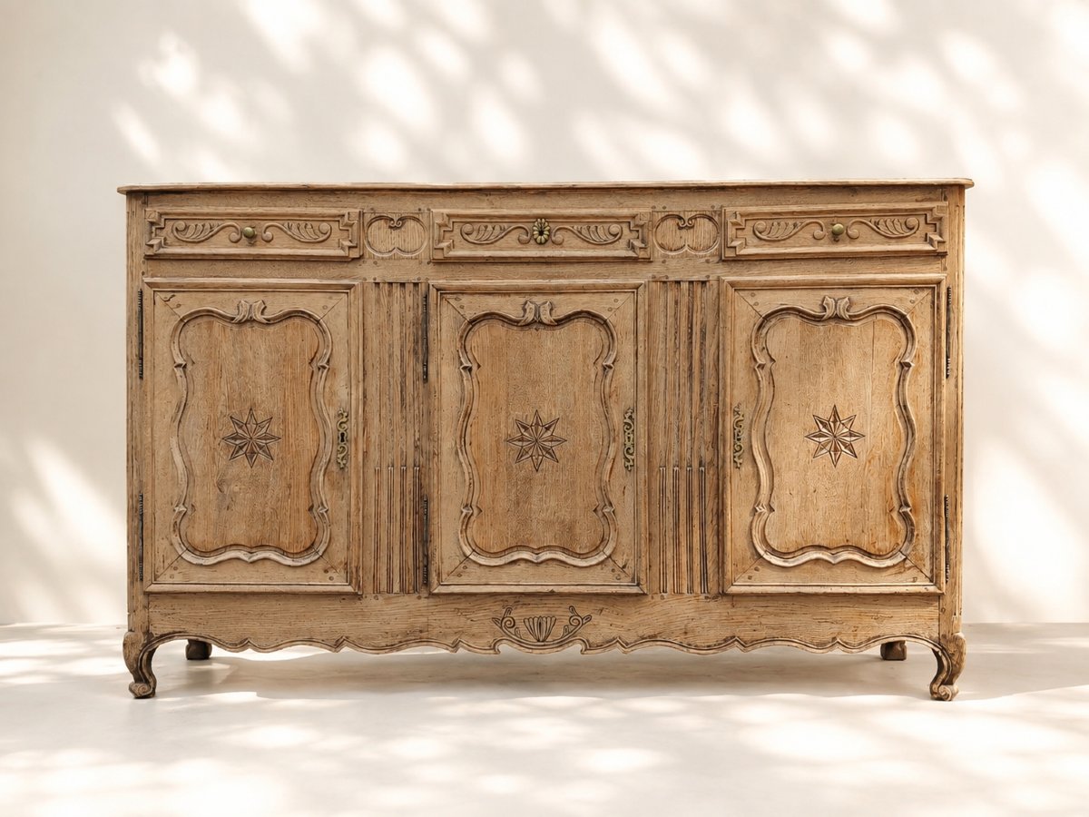 Buffet trois portes en chêne sculpté  fin XVIIIe siècle