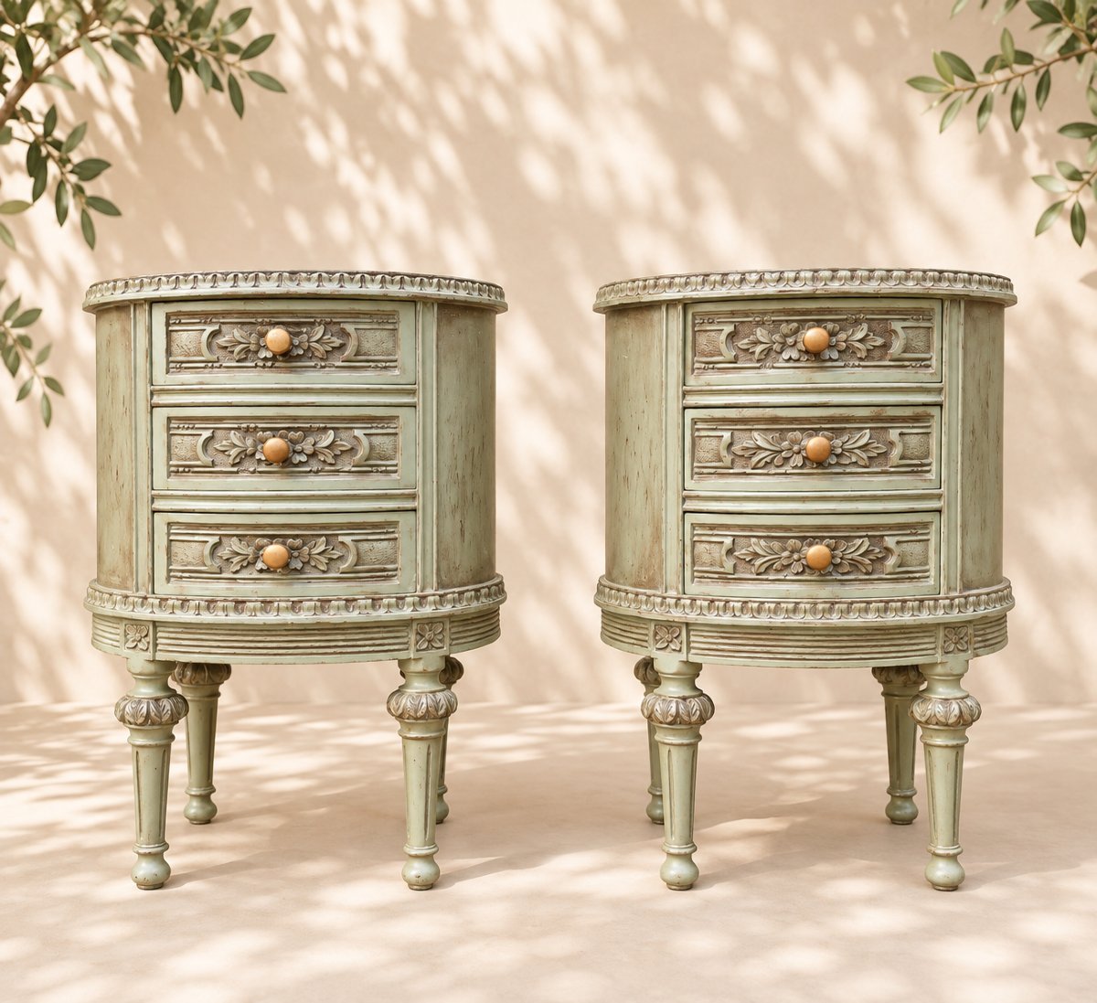 Paire de tables de chevet style Louis XVI – Vert amande patiné – Début XXe siècle