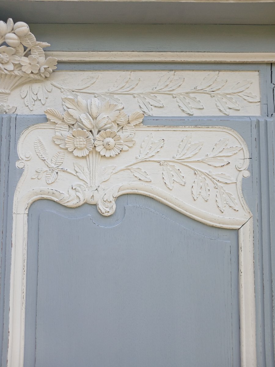 Armoire normande du XIXe siècle – riche décor sculpté – patine gris bleuté-photo-1