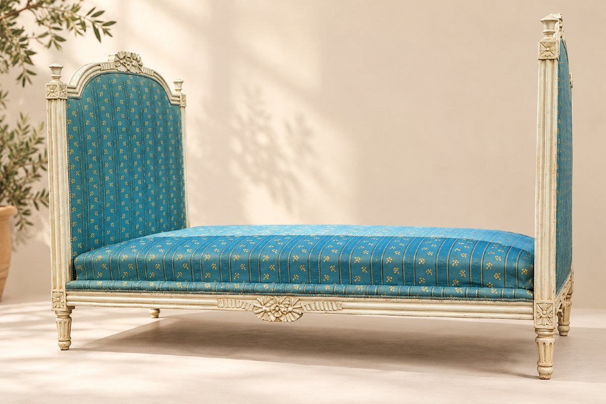 Lit Louis XVI en hêtre mouluré et sculpté – Relaqué crème  fin 18ème siècle