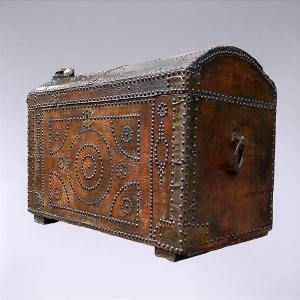 Malle coffre en cuir clouté 