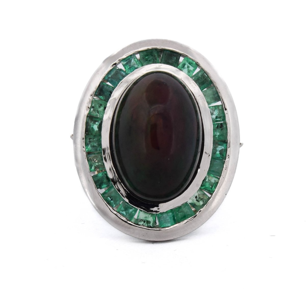 Bague en platine, opale cabochon de 10,40 ct et émeraudes de 4,50 ct