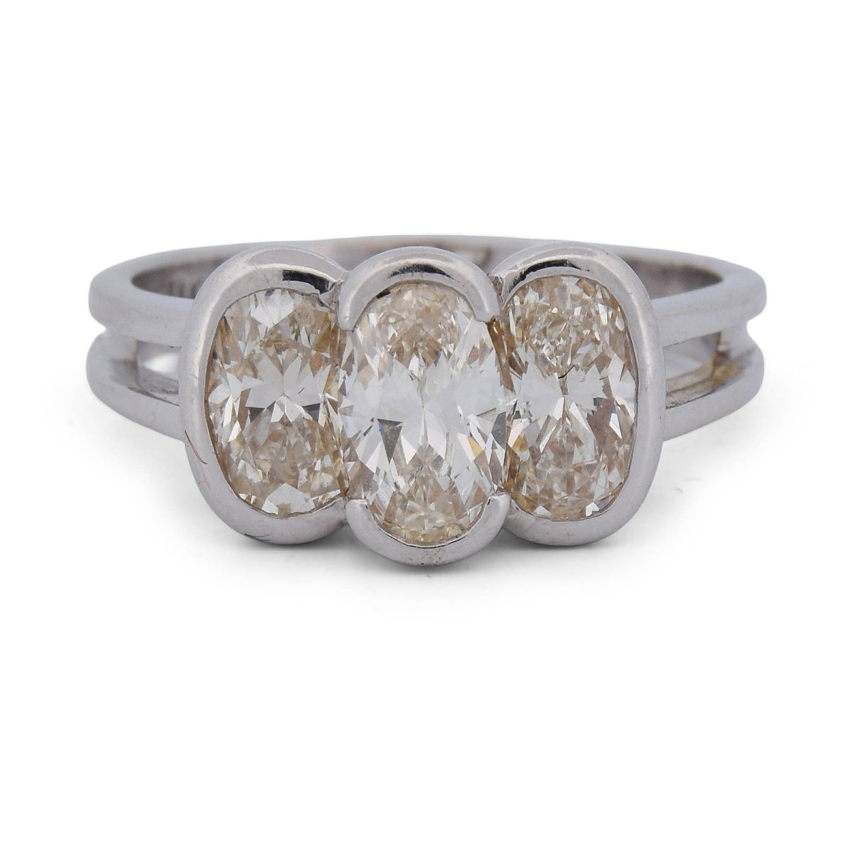 Bague Vintage Trois Diamants Taille Old Mine Cut en Or Blanc 18 Carats – Environ 1,50 ct  AN327