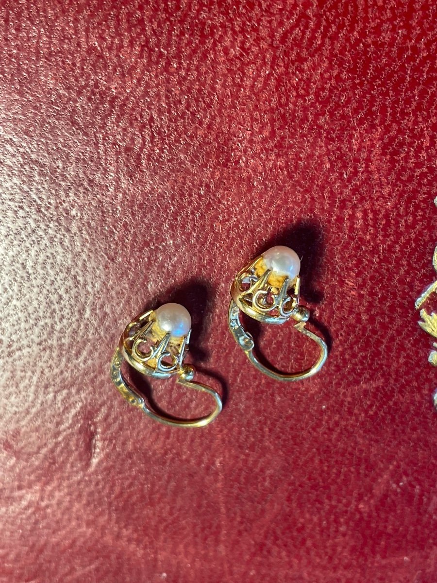 Pair Of Gold And Pearl Earrings -photo-4