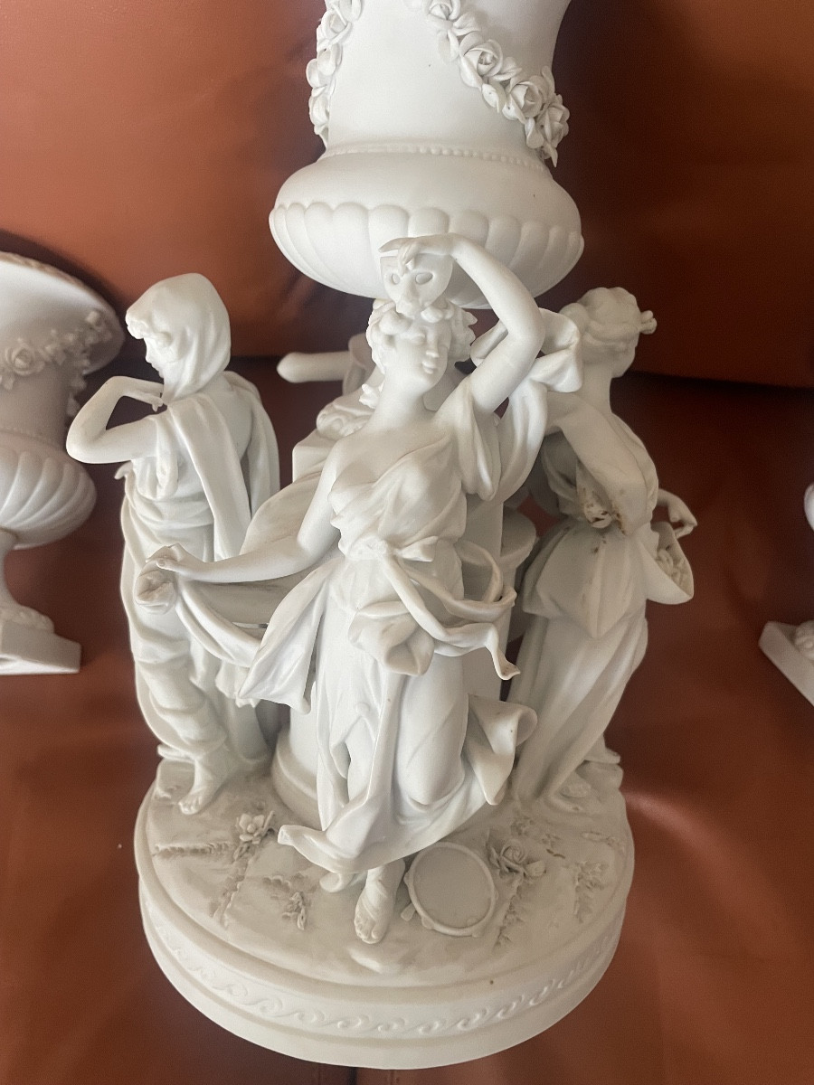 Biscuit de Sèvres les quatres  saisons avec ses cassolettes 