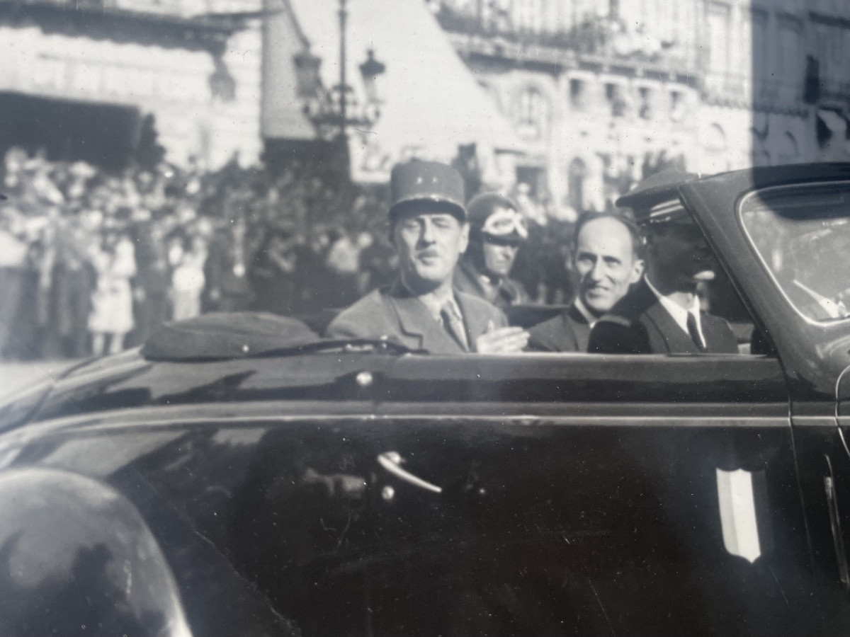 Photo Of General De Gaulle In His Car -photo-6