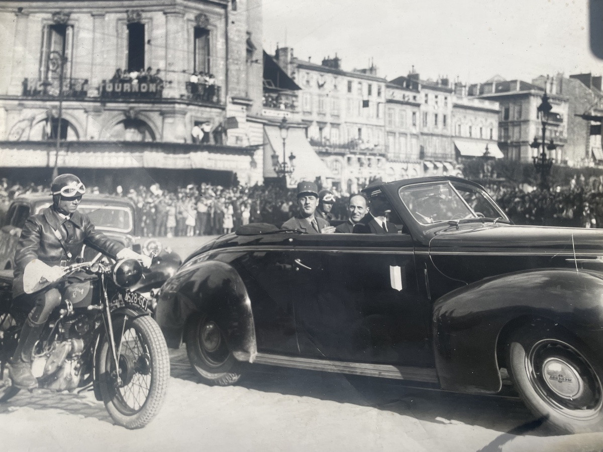 Photo Of General De Gaulle In His Car -photo-8